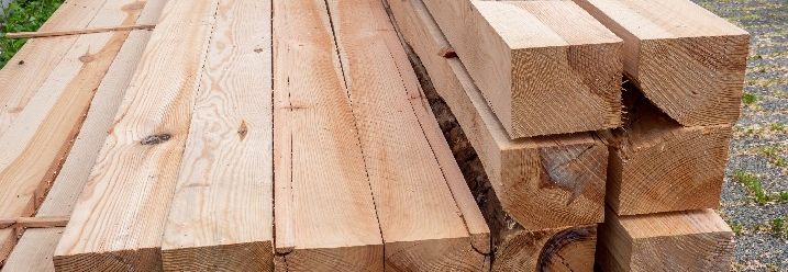 Holzstapel zum Bau einer Sauna